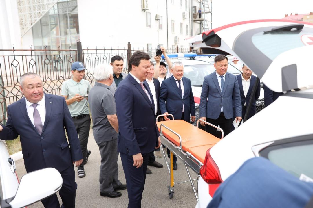 Ақтөбеде медициналық ұйымдарға көліктер, ал дәрігерлерге қызметтік пәтер кілттері табысталды
