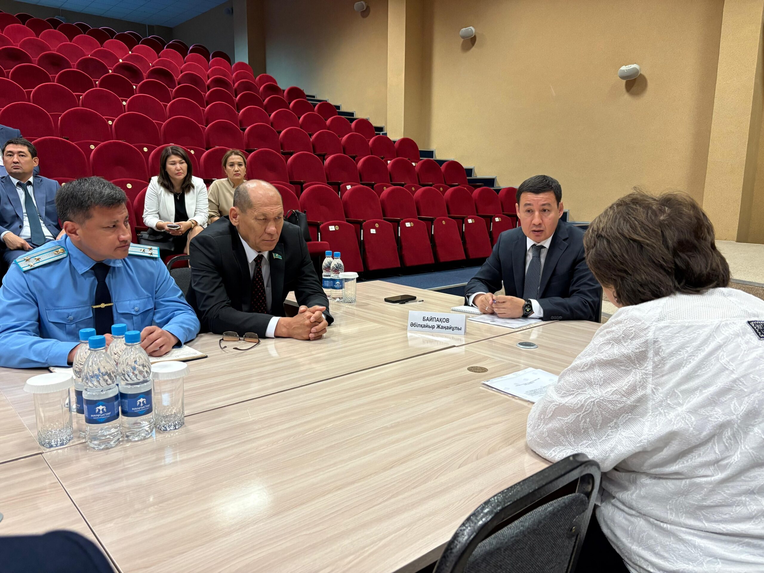 Бірыңғай қабылдау күні: Ақтау қаласының әкімі бірнеше тұрғынды қабылдады
