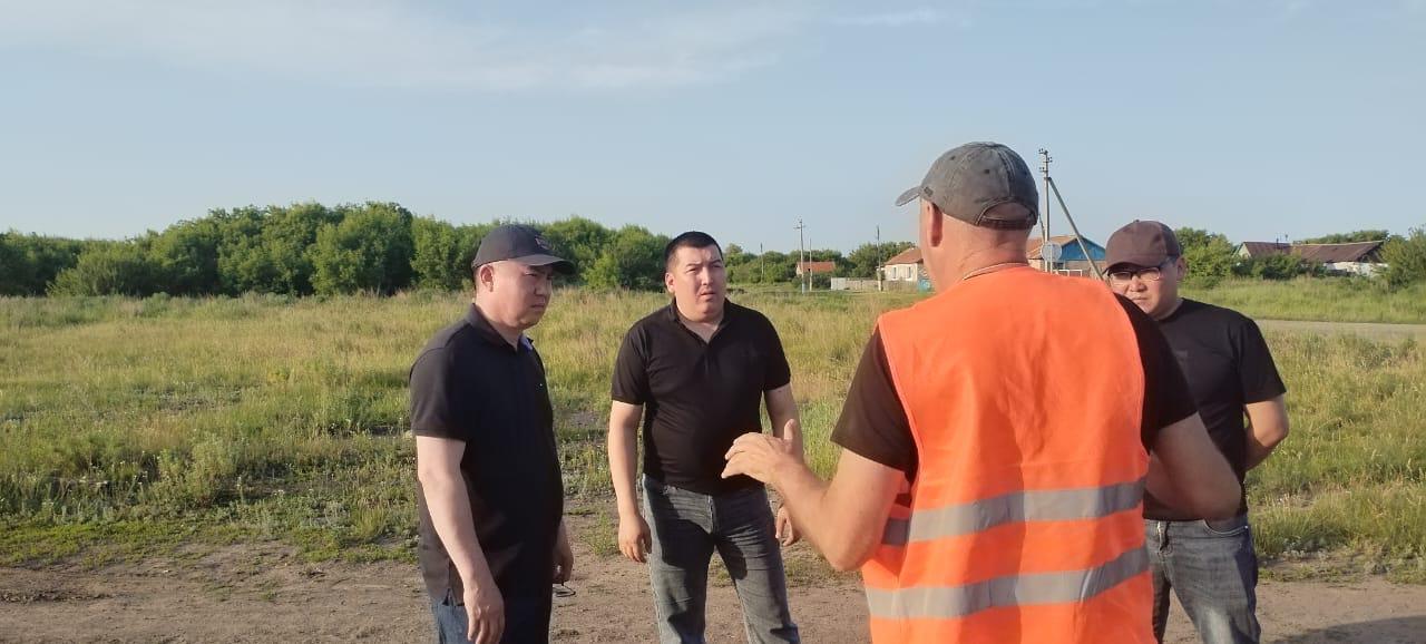 📢 11 маусымда аудан әкімі Қайрат Омаров жұмыс сапарымен ауылдық округтерді аралады. Іс-сапар барысында оның жедел мәселелер жөніндегі орынбасары және аудан прокуроры Нұржан Қожанов бірге болды.