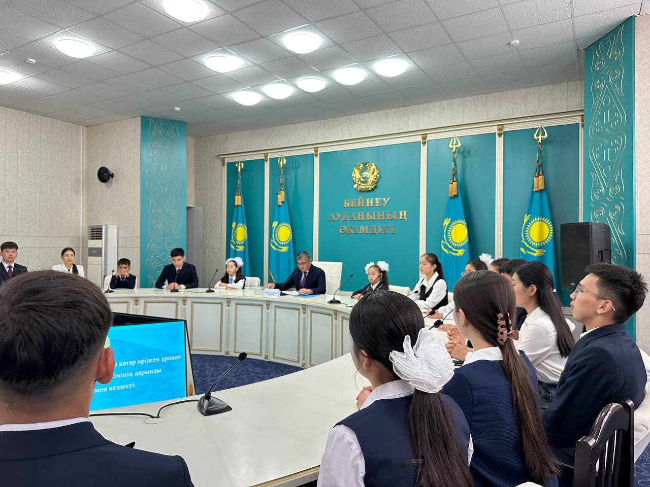 Дарынды оқушылар аудан әкімімен кездесті