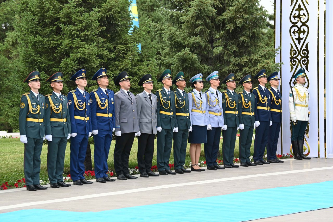 Ұлттық ұлан Академиясының үздік курсанттары Президенттен офицерлік погондар алды