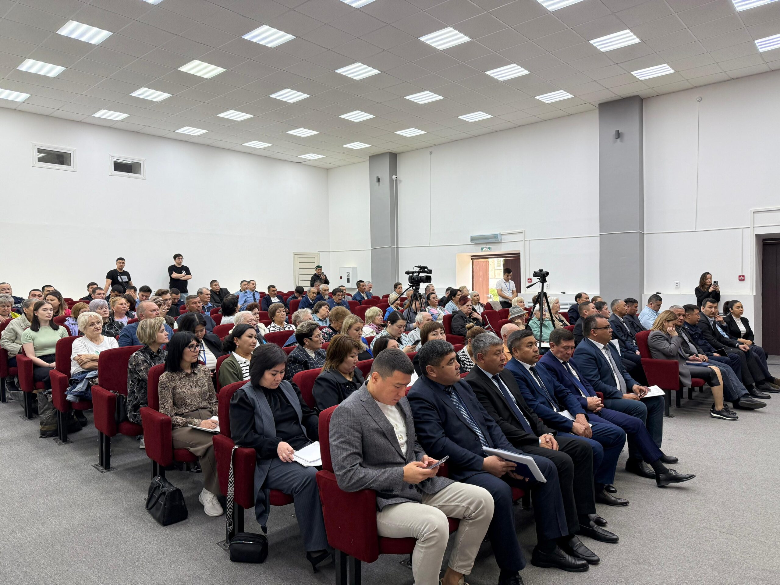 Бүгін қала әкімі В.Ионенко Рудный қаласының тұрғындарымен кездесіп, 2025 жылдың өткен кезеңіндегі әлеуметтік-экономикалық даму қорытындыларын баяндады.
