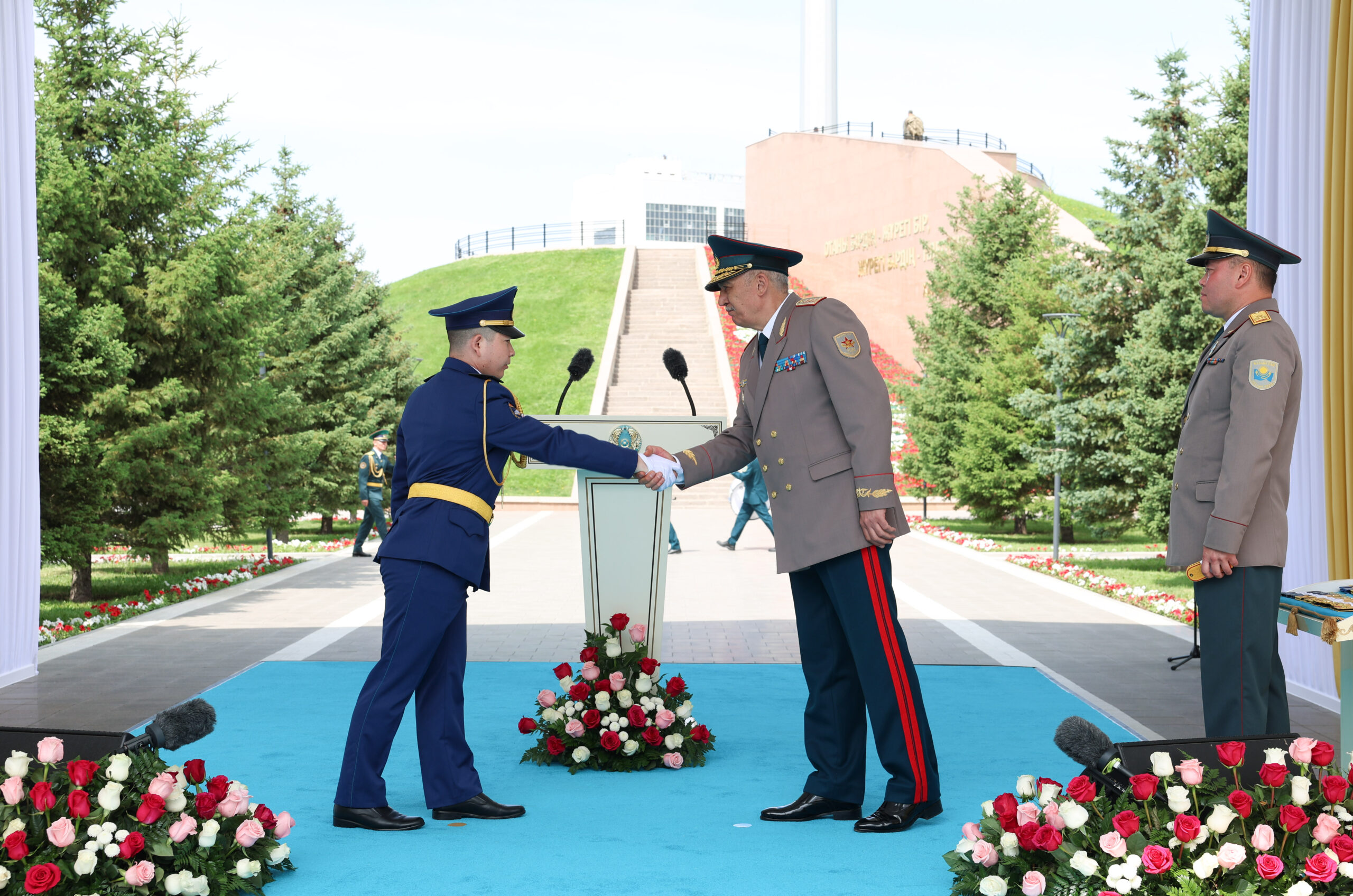 Қорғаныс министрі әскери жоғары оқу орындары мен колледждердің үздіктеріне погон табыстады