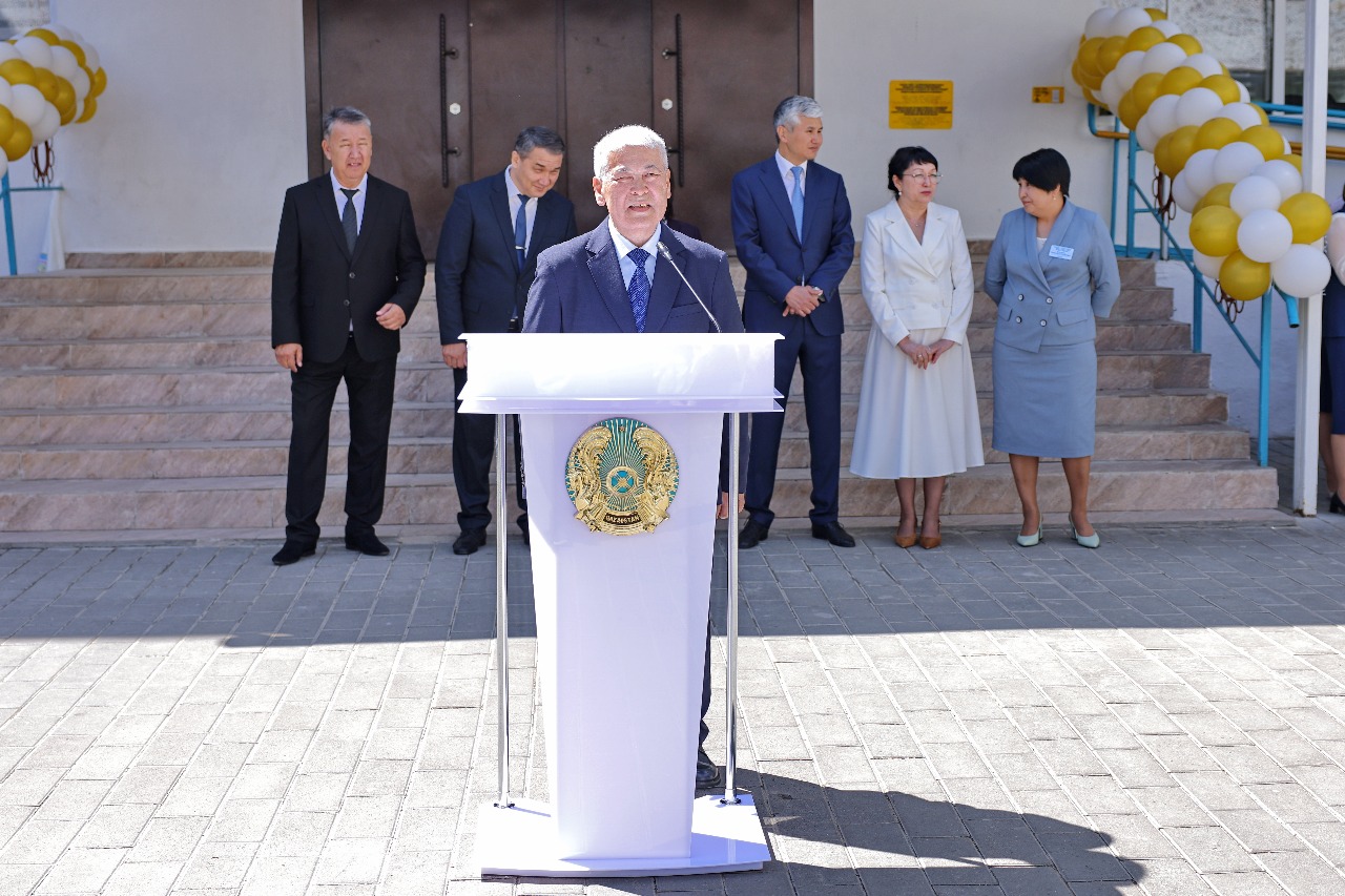 Қ.И. Сәтбаев атындағы №7 мектеп-лицейінің жас түлектерінің мектеп бітіру кешіне қатысты