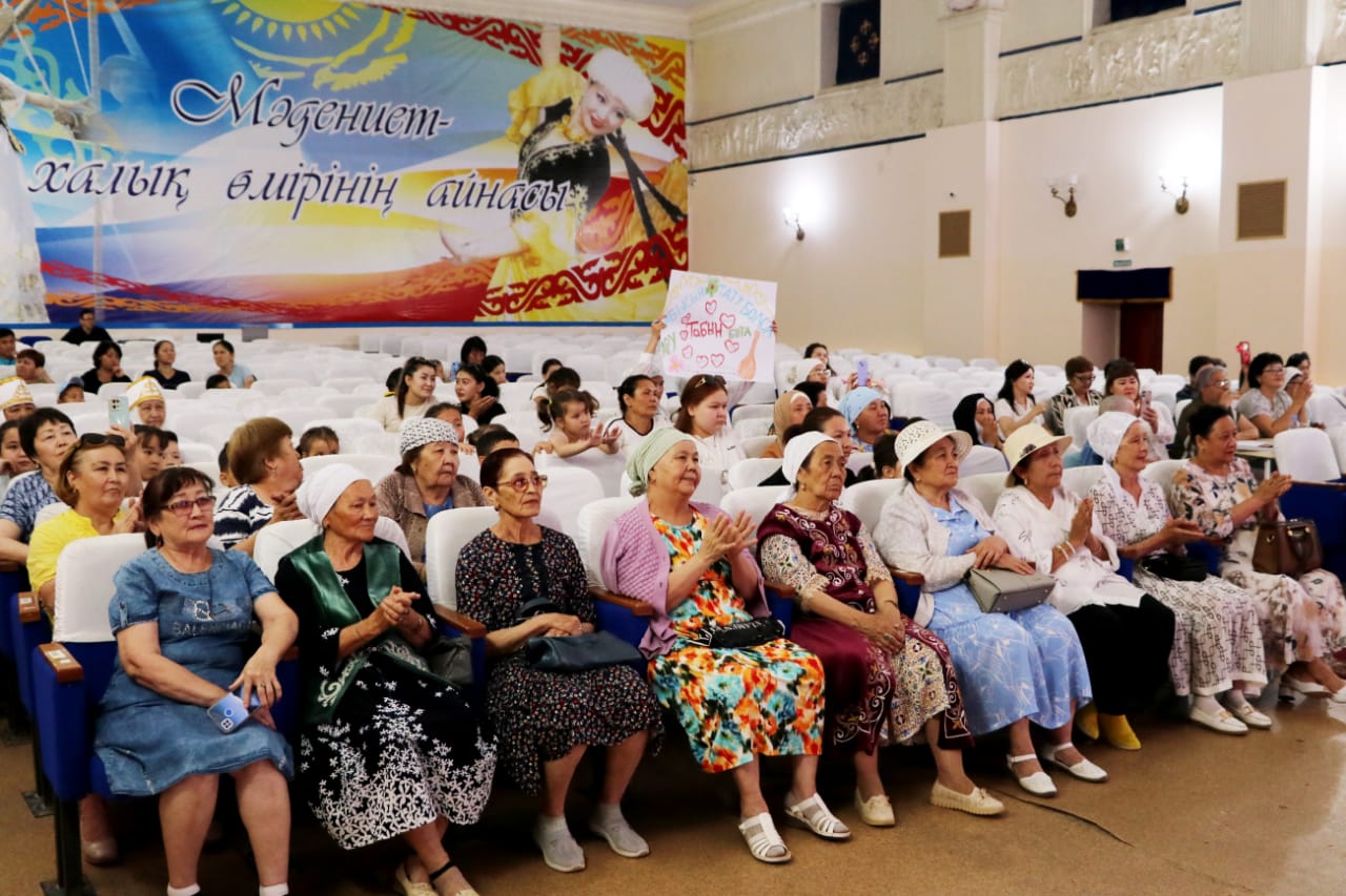 Алға  аудандық  мәдениет  үйінде  “Абысын тату болса…” атты  аудандық абысындар  байқауы  өтті