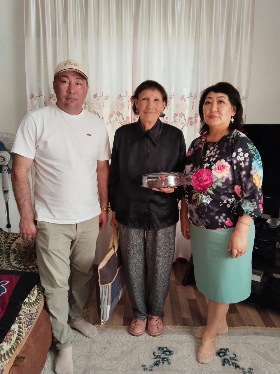 21 мамыр – Мәдениет қызметкерлері күні.