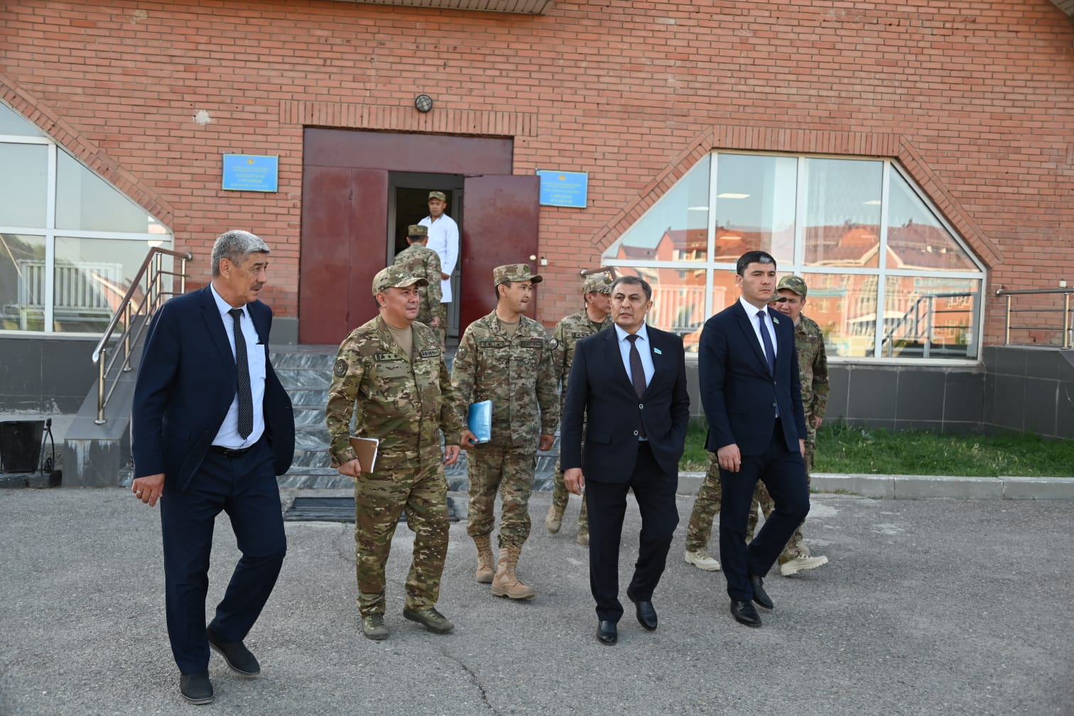 Шымкент қаласының жұмылдыру дайындығы, аумақтық және азаматтық қорғаныс басқармасының үйлестіруімен, ҚР Парламенті Сенатының депутаттары А.Сатыбалдиев және Ғ.Сарыбаев Шымкент қаласы ТЖД қызметімен және Шымкент қаласы аумақтық қорғаныс күштерінің 50120 әскери бөліміне шақырылған тактикалық-арнаулы оқу-жаттығуға қатысушы әскери міндеттілермен «Ақтас» оқу-жаттығу полигонында барып кездесу өткізіп, атқарылып отырған жұмыстарымен, базалық материалдық ресурстарымен таныстырылды.