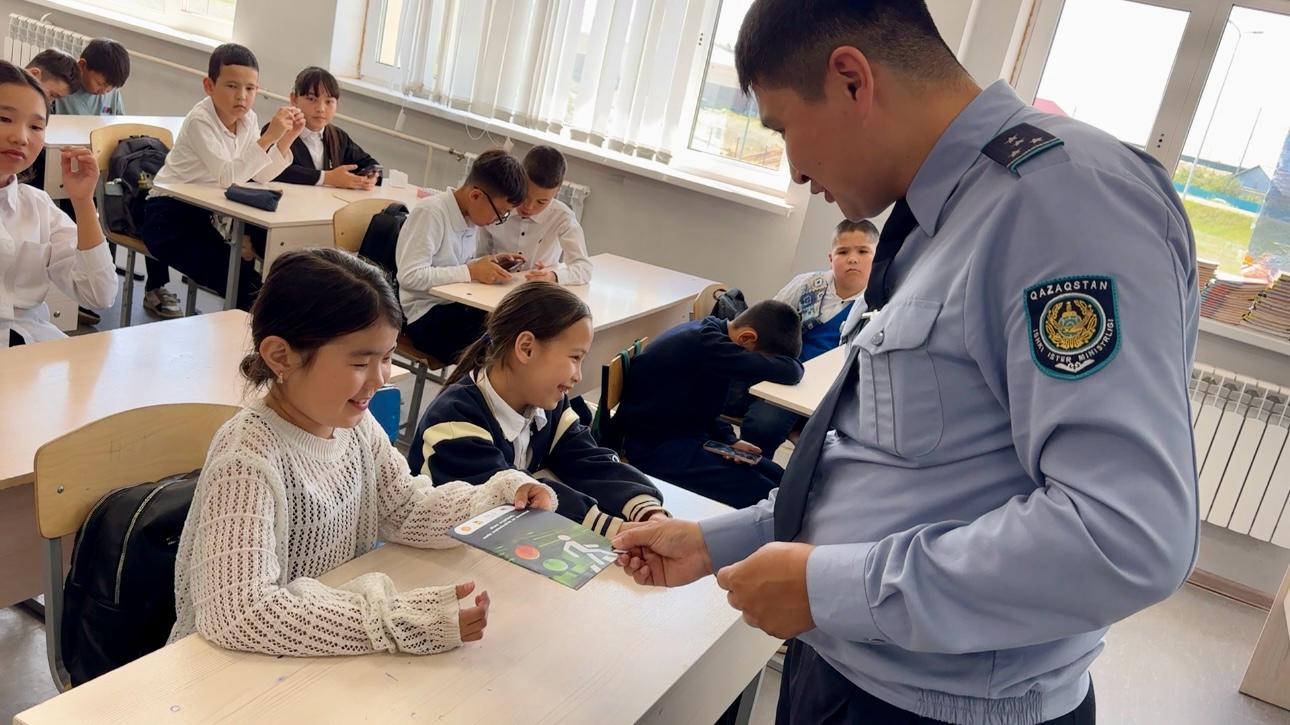 Батыс Қазақстан облысының полицейлері балалардың қауіпсіздігіне арналған ақпараттық акция ұйымдастырды