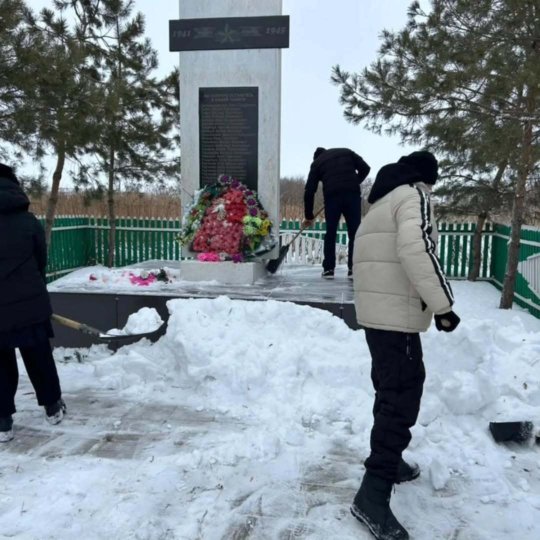 2025 жылы Ұлы Отан соғысындағы Жеңістің 80 жылдығын дайындау және мерекелеу жөніндегі “Ұлы Жеңіс: ерікке тағзым, ұрпаққа үлесі” іс – шаралар жоспары аясында Зуев мектебінде 1941-1945 жылдардағы Ұлы Отан соғысы жылдарында қаза тапқан жауынгерлерге ескерткішті қардан тазарту бойынша “қар десанты” акциясы өтті .