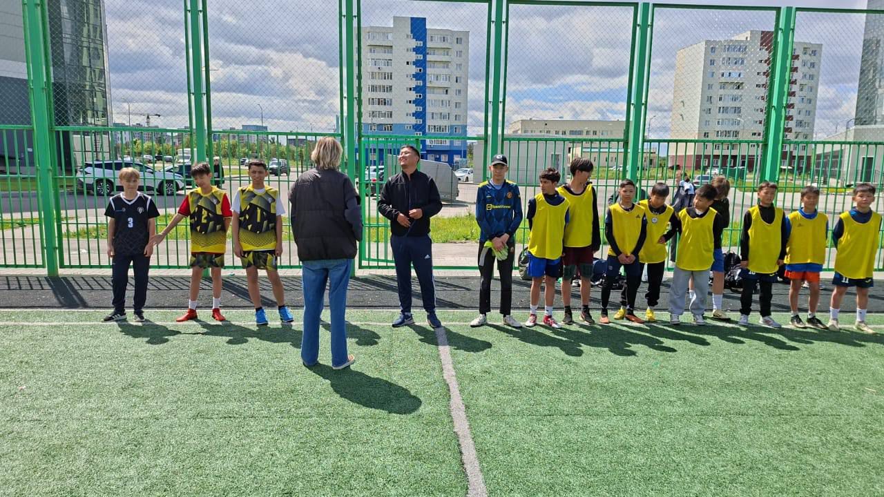 Өскеменде аула командалары арасында мини-футболдан турнир өтуде