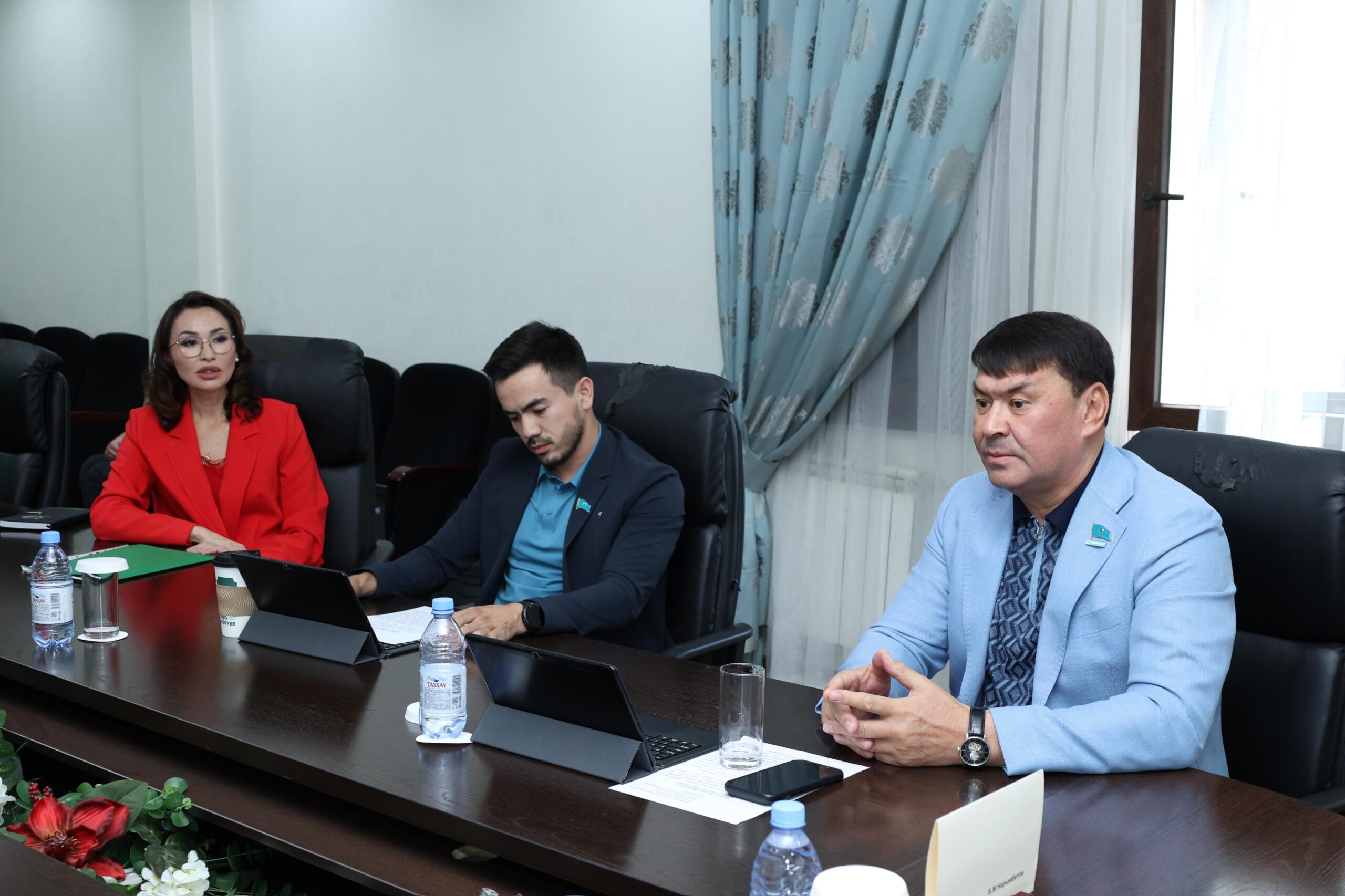 ЖЕРГІЛІКТІ ӨЗІН-ӨЗІ БАСҚАРУ ЖӘНЕ ҚОҒАМДЫҚ ҚАУІПСІЗДІК ЖӨНІНДЕГІ ТҰРАҚТЫ КОМИССИЯНЫҢ ОТЫРЫСЫ ӨТТІ
