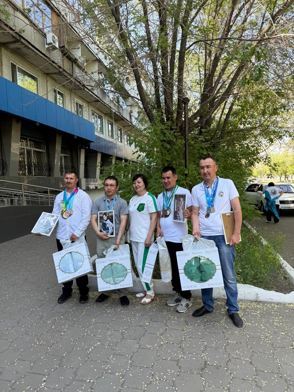Әлихан Бөкейхан ауданының үйде әлеуметтік көмек көрсету бөлімшесі Димаш Құдайбергеннің туған күніне орай іс-шара өткізді