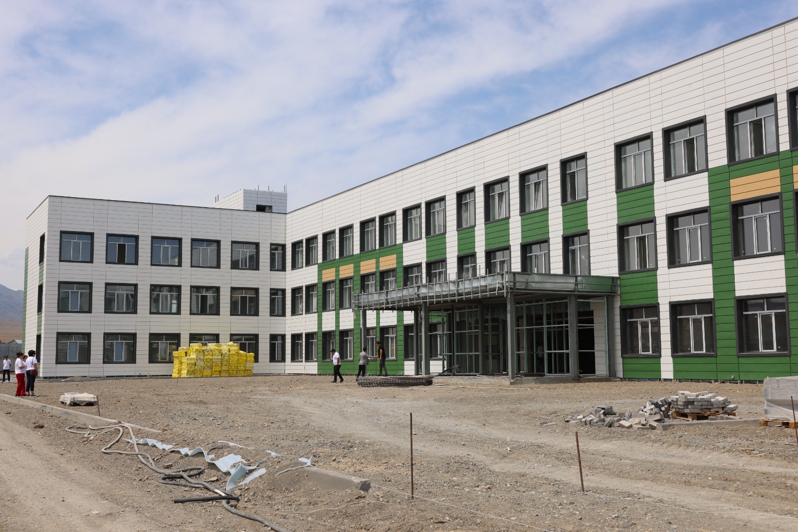 Достық ауылында “Келешек” мектебінің құрылысы қарқынды жүргізілуде