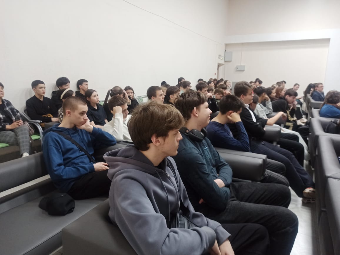 Шахтинск қаласының білім беру бөлімінің басшысы Н.Онсович Шахтинск қаласының білім беру ұйымдарының 11- сынып түлектерімен кездесуі өтті.