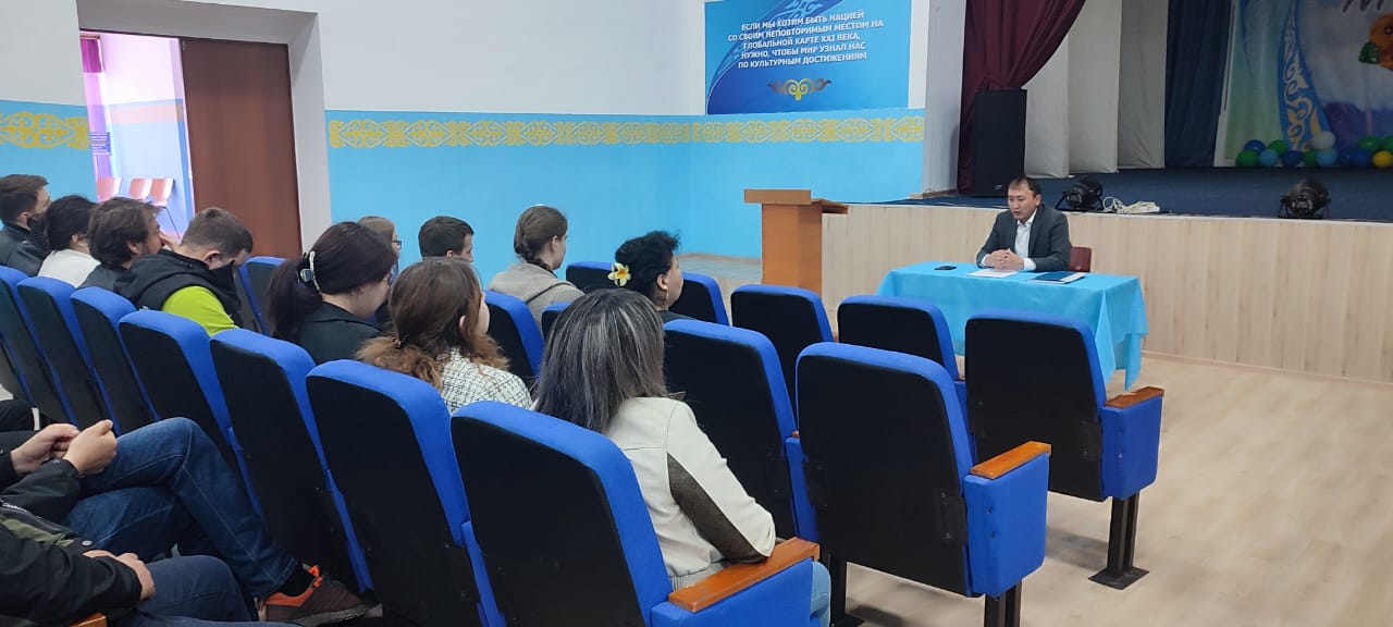 🔷Есіл ауданы әкімі аппаратының персоналды басқару қызметінің басшысы А.Байтоков Корнеевка ауылдық округінің жастарымен кездесті.