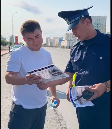 Полицейлер жүргізушілерге жаднамалар таратты