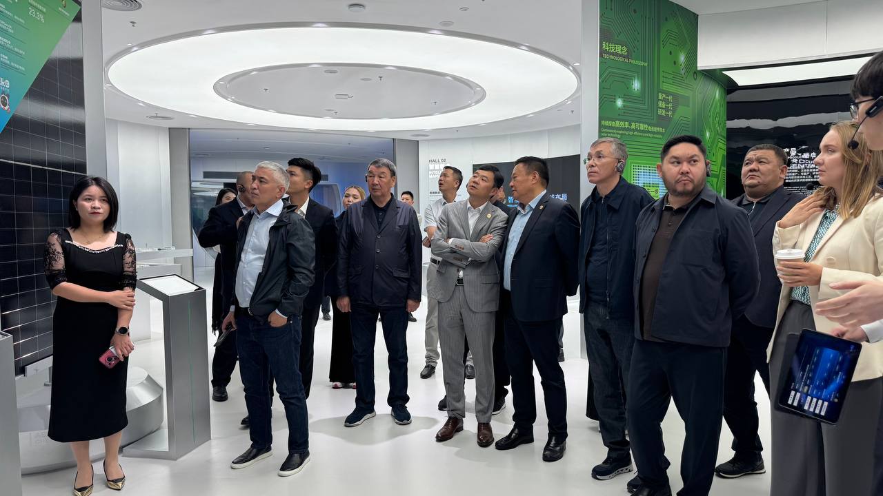 Алматы облысынан барған делегация фотоэлектрлік компоненттерді өндіру бойынша жетекші компаниялардың бірі — Astronergy кәсіпорнына барды.