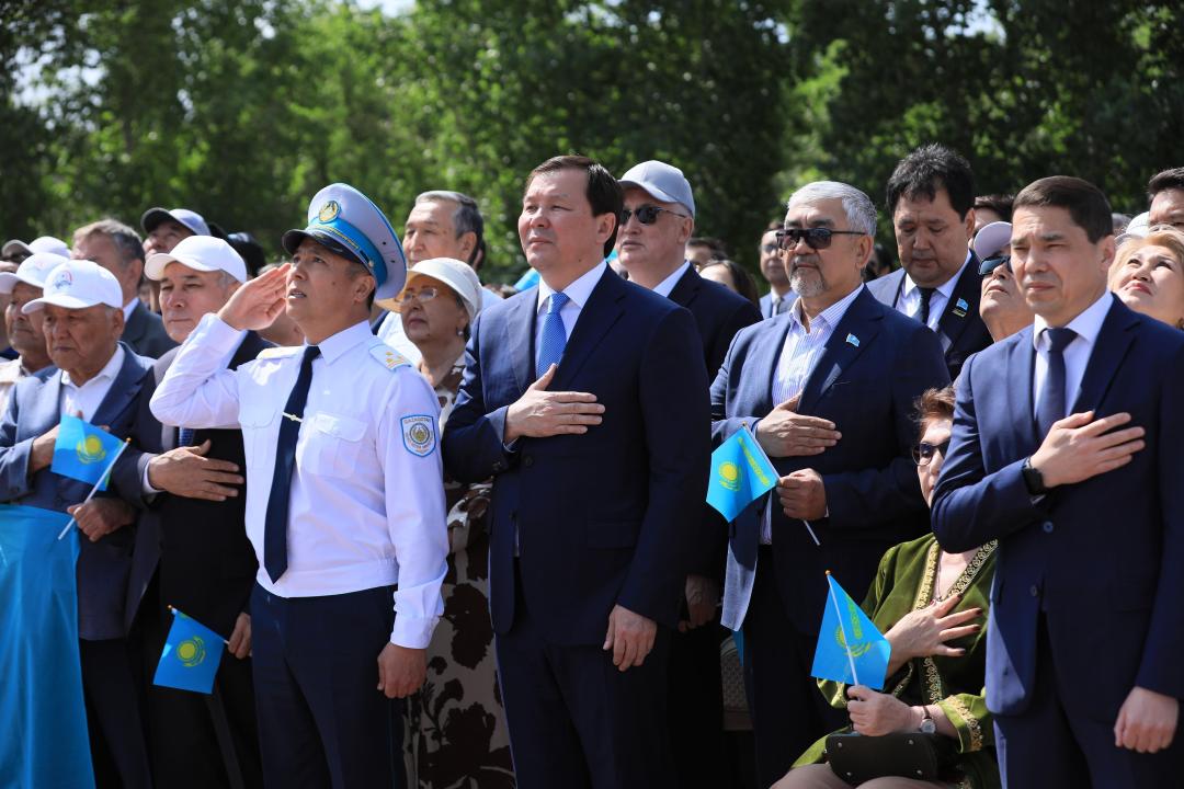 Өңір басшысы Мемлекеттік ту көтеру рәсіміне қатысты