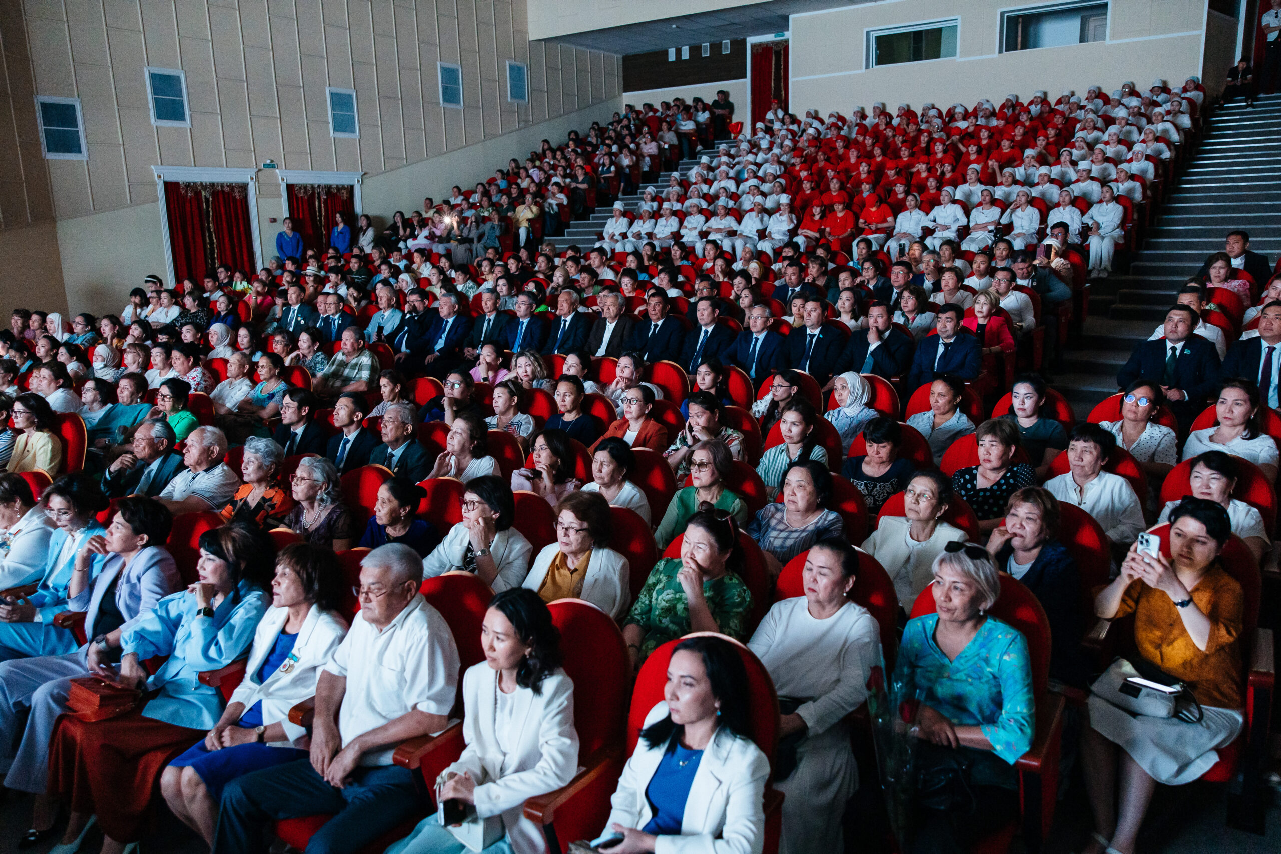 Атырауда медицина қызметкерлері құрметке бөленді
