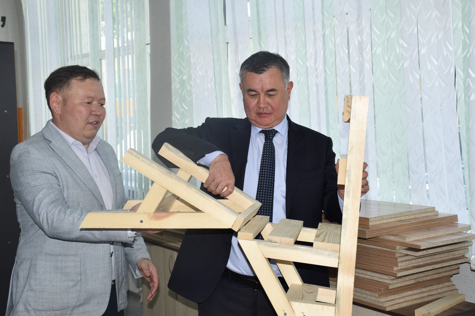 Алматыда қала колледждерінің үздік түлектеріне сертификаттар табыс етілді