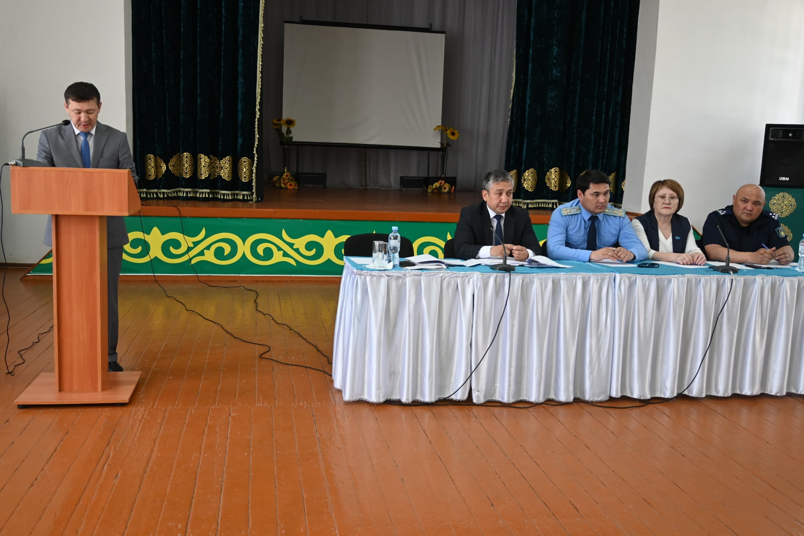 Сандықтау ауданының әкімі Васильев ауылдық округі мен Мәдениет ауылының тұрғындарымен есептік кездесу өткізді