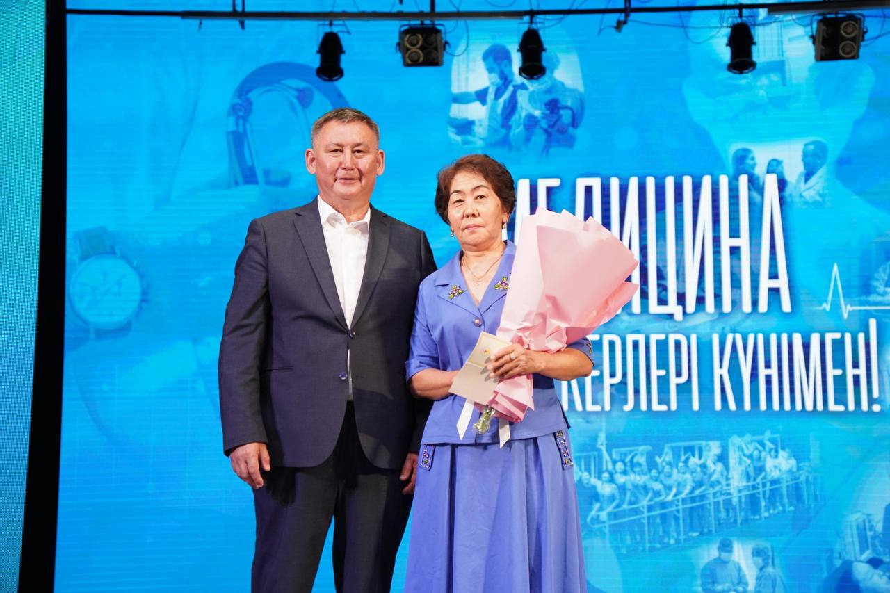 ШҚО-да медицина қызметкерлері Қазақстан Республикасында медицина қызметкері күнімен құттықталды