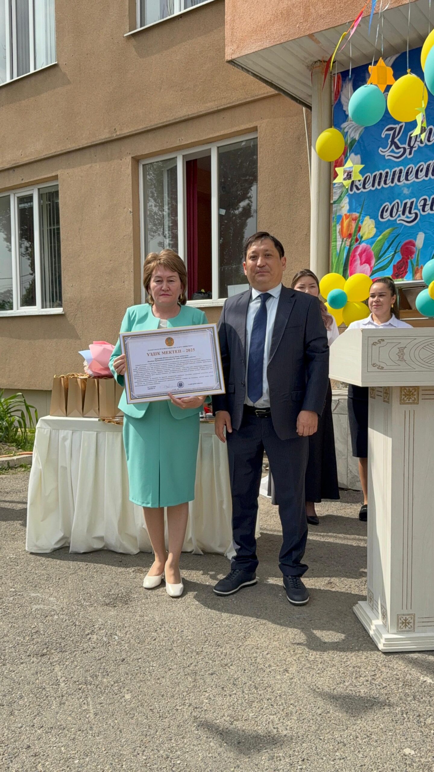 Жетісу облысының білім саласында сапаны қамтамасыз ету департаментінің қызметкерлері 2024-2025 оқу жылының аяқталуына арналған салтанатты лездемеге қатысты.