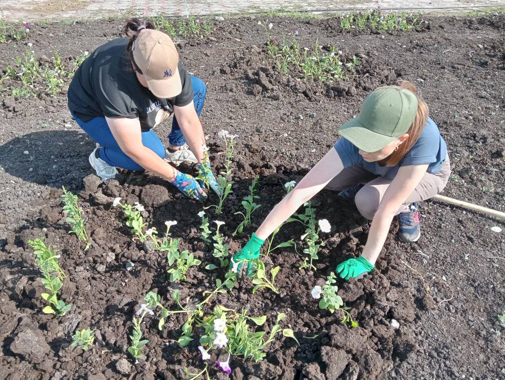 Әкім аппаратының қызметкерлері абаттандыру қызметкерлерімен бірлесіп сенбілік өткізді