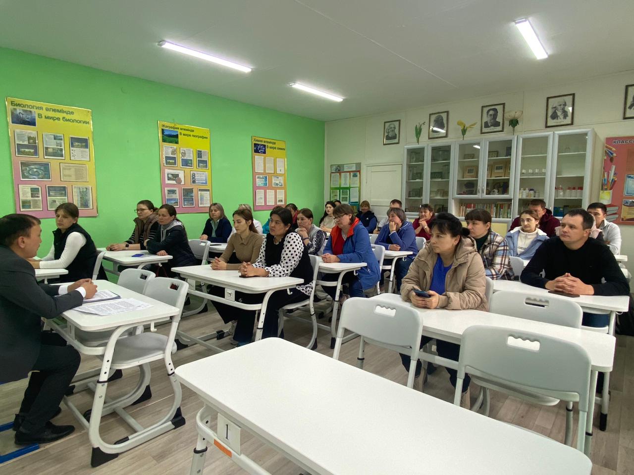Есіл ауданы әкімі аппаратының персоналды басқару қызметінің басшысы А.Байтоков Заградовка ауылдық округінің жастарымен кездесті.