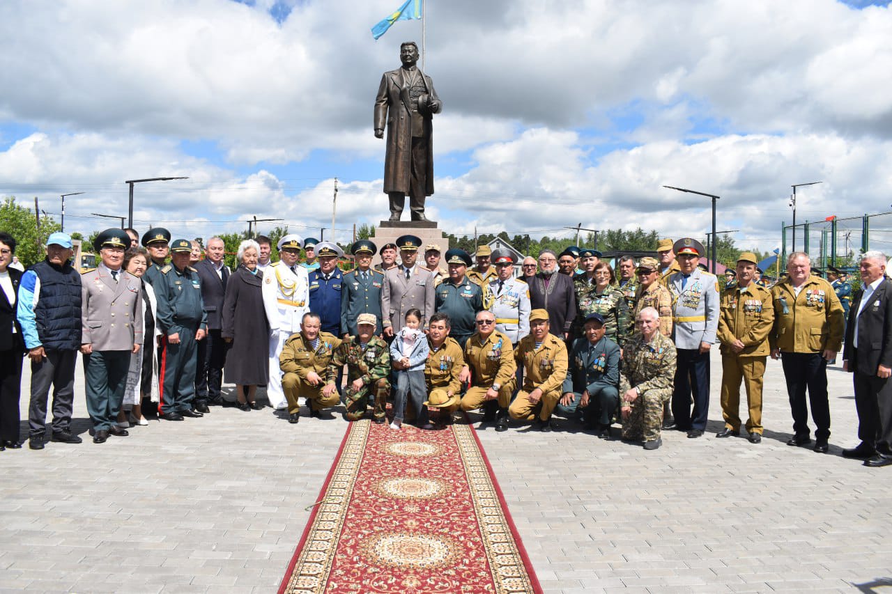 2025 жылғы 25 мамырда Ақкөл қаласында Кеңес Одағының Батыры, Халық Қаһарманы, Қазақстан Республикасының тұңғыш Қорғаныс министрі, армия генералы Сағадат Қожахметұлы Нұрмағамбетовтың туғанына 101 жыл толуына арналған ескерткішіне гүл шоқтарын қою салтанатты рәсімі өтті.