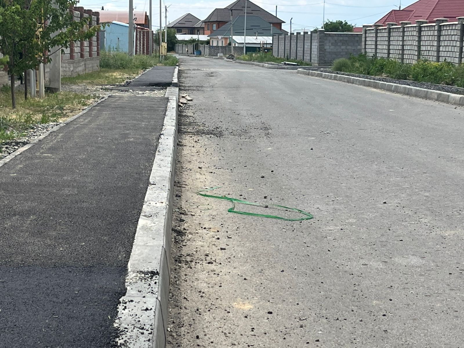 Мәселе шешілді: жастар-1 тұрғын ауданындағы жаяу жолдар сыбайлас жемқорлыққа қарсы қызметтің араласуынан кейін салынуда
