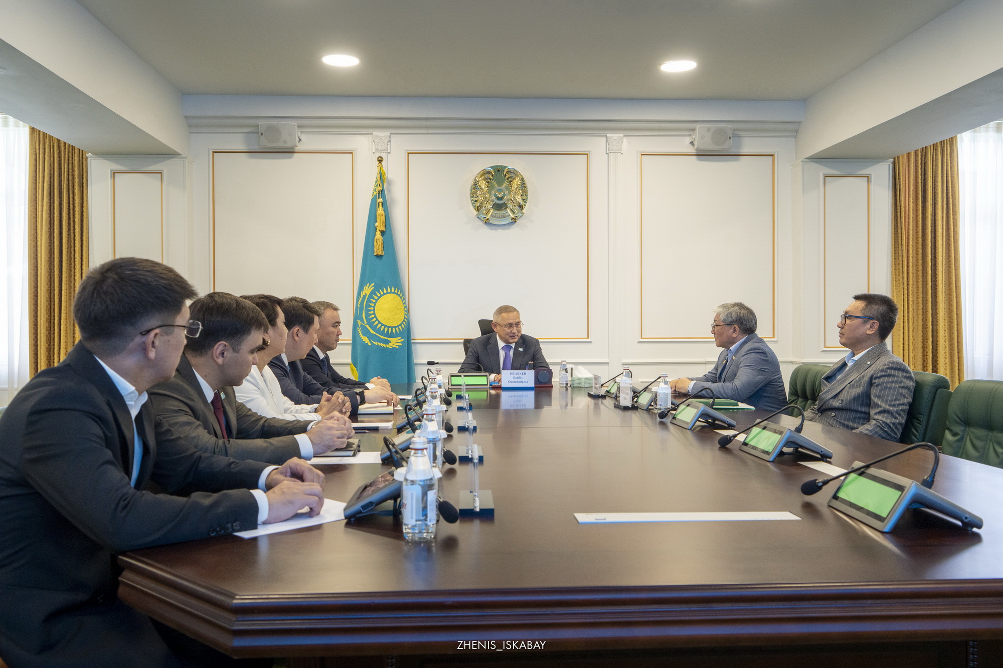 Бейбіт Исабаев белгілі суретші Жанұзақ Мүсәпірмен кездесті