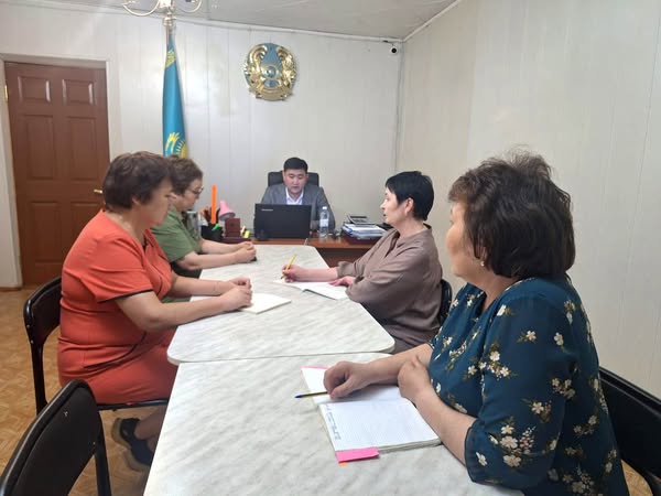 Ақмола облысының санитариялық-эпидемиологиялық бақылау департаменті басшысының орынбасары Қанат Искаков Жарқайың ауданына жұмыс сапары аясында аудандық санитариялық-эпидемиологиялық бақылау басқармасының ұжымымен жұмыс кеңесін өткізді.