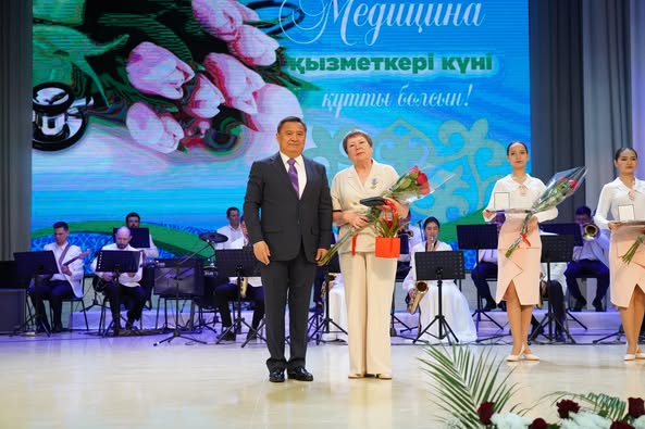 Көкшетау қаласының Мәдениет үйінде медицина қызметкерлері күніне арналған салтанатты іс-шара өтті