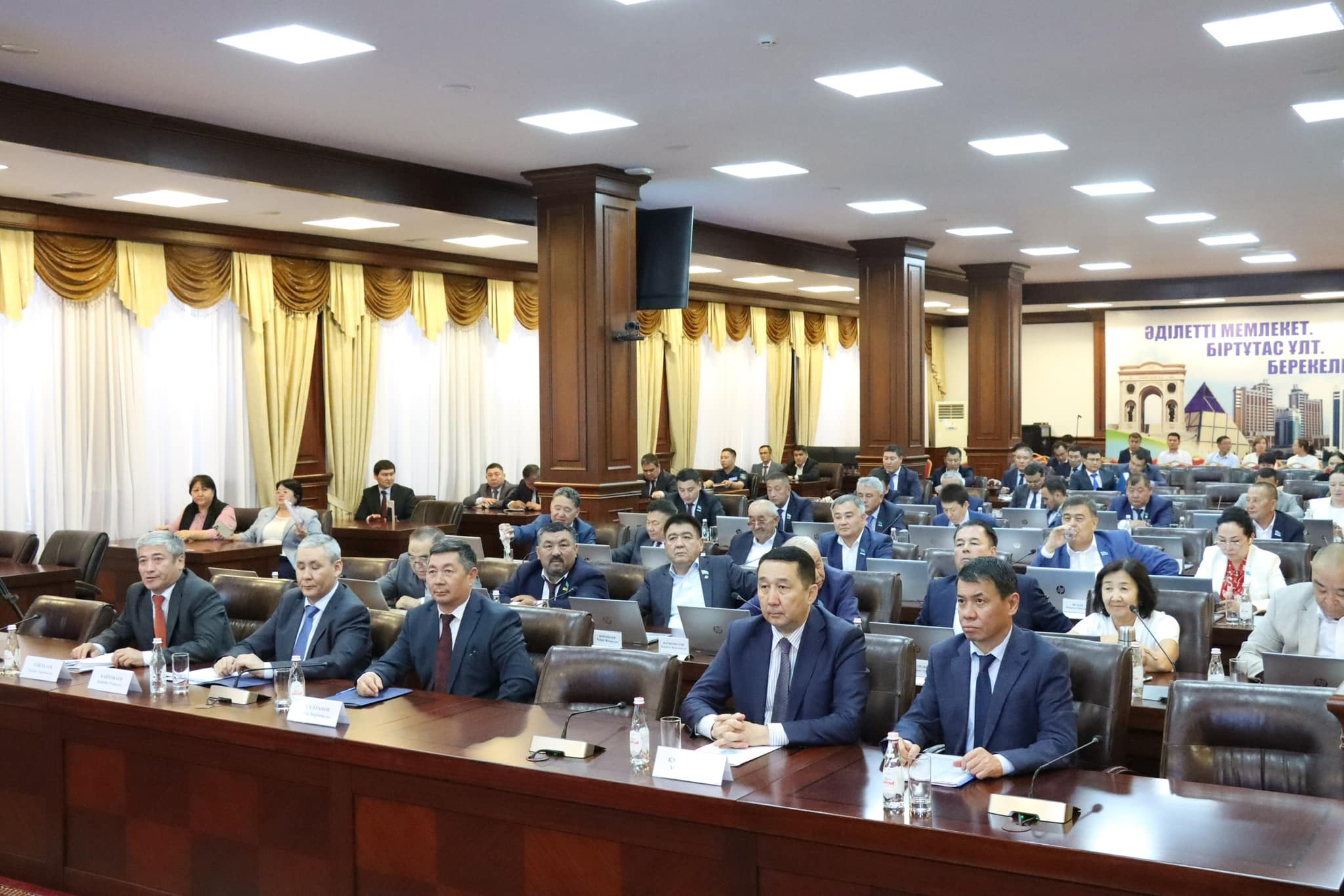 Облыстық мәслихаттың кезектен тыс 22 сессиясы өтті