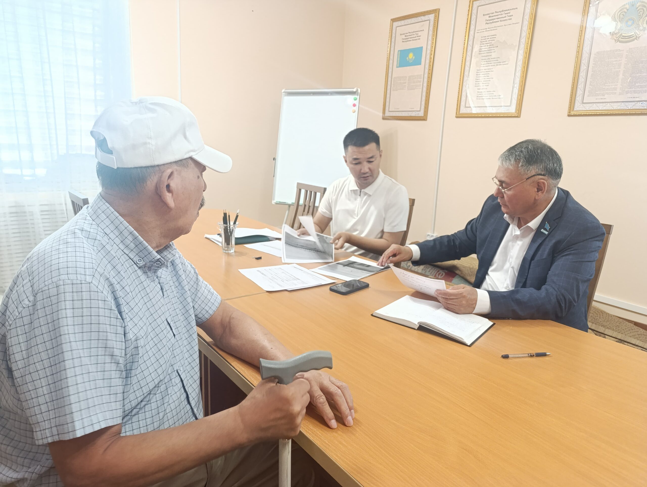 2025 жылғы 12 маусымда Екібастұз қалалық мәслихатының төрағасы Нияз Макраев тұрғын үй инспекциясы бөлімі басшысының міндетін атқарушы Е. Е. Ақылтаевпен бірлесіп азаматтарды жеке қабылдауды өткізді.