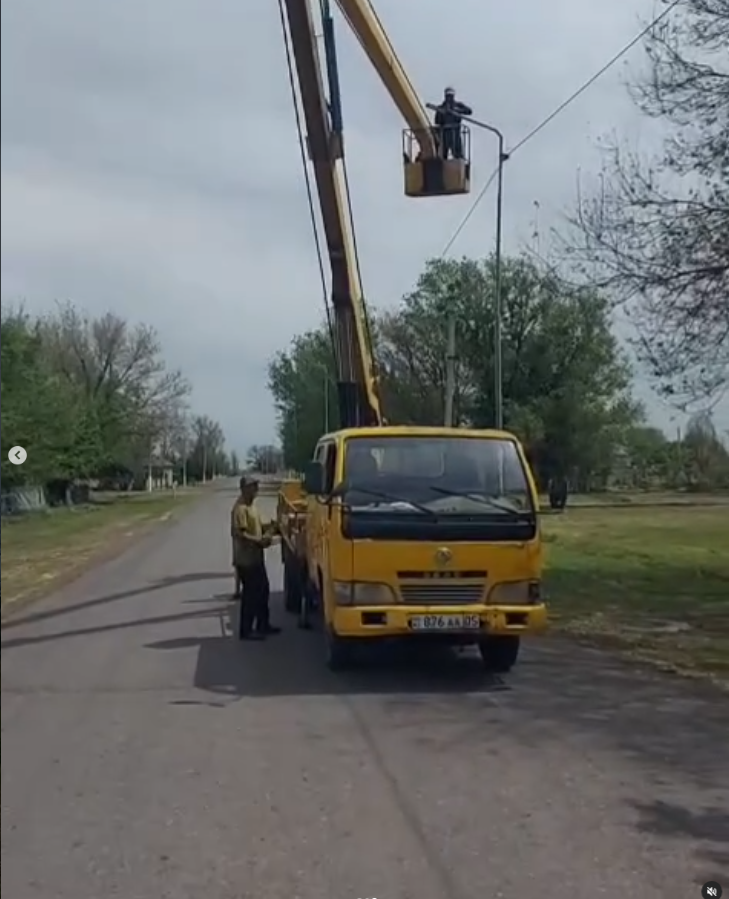 Еңбекші ауылдық округінде істен шыққан түнгі көше жарық шамдарын ауыстыру жұмыстары жүргізілді.