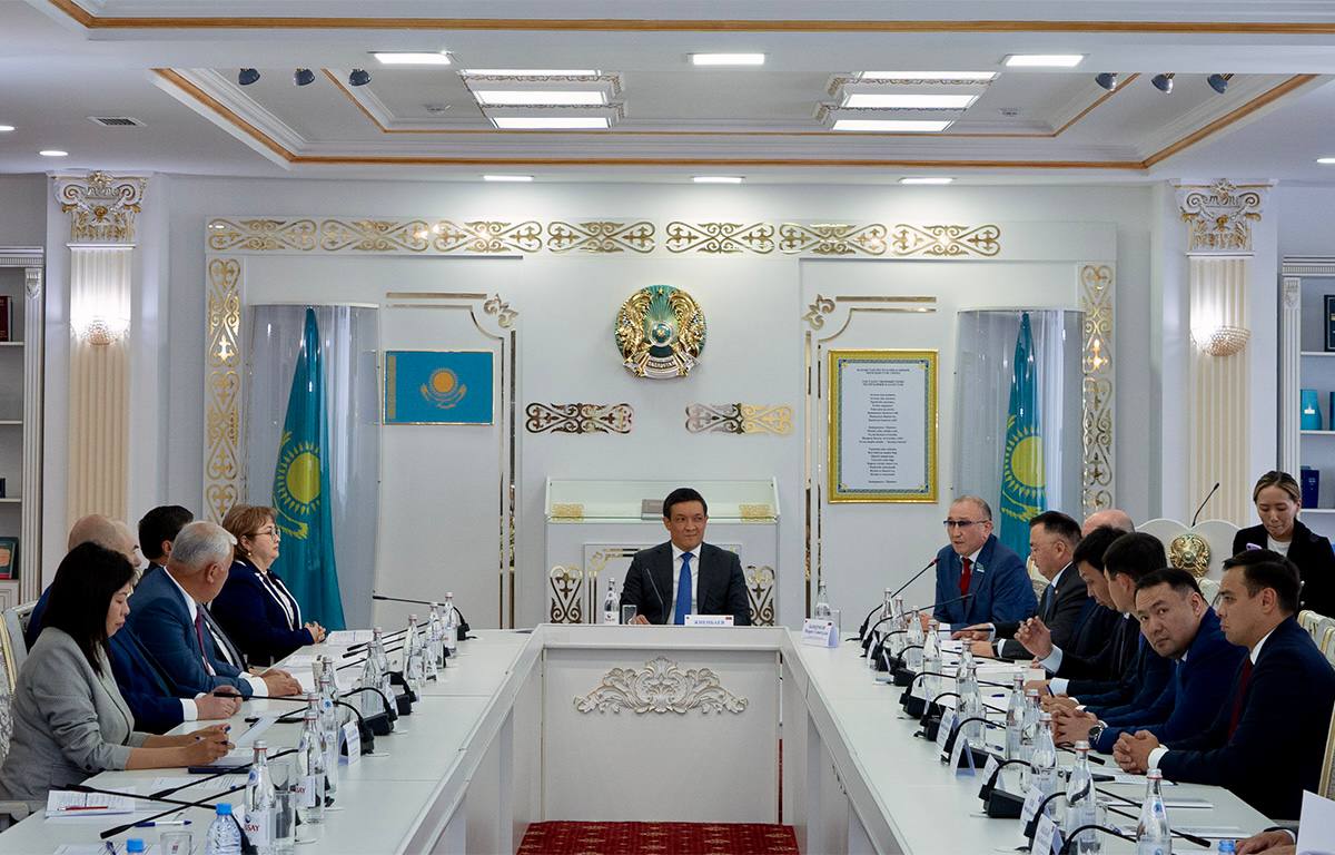 Адам құқықтары жөніндегі уәкіл конституциялық реформаларға арналған дөңгелек үстелге қатысты