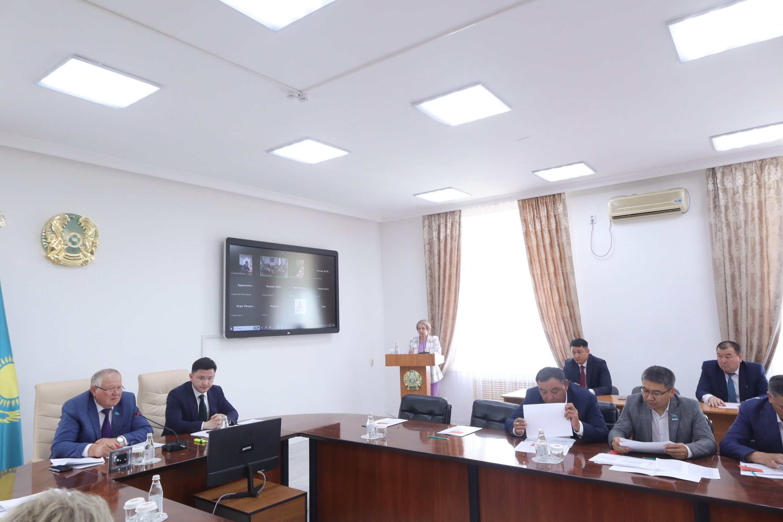 Кезектен тыс сессия өтті. Солтүстік Қазақстан облыстық мәслихатының кезектен тыс 26 сессиясының күн тәртібінде 8 мәселе қаралды.