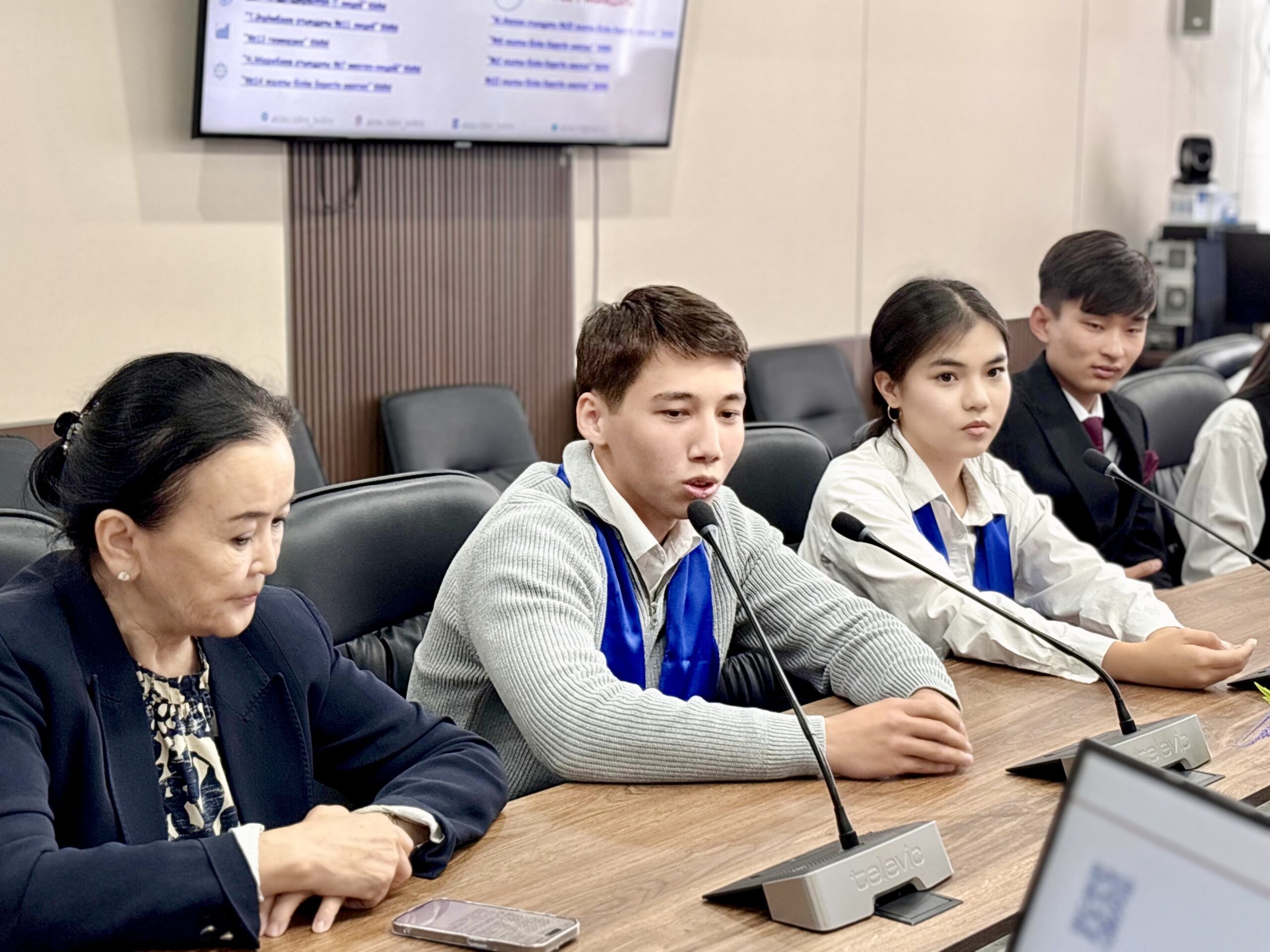 Әбілқайыр Байпақов мектеп парламентінің көшбасшыларымен кездесті