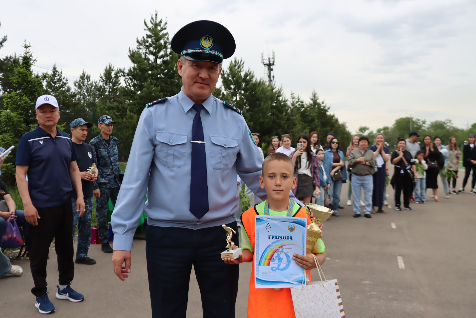 Полиция мен «Динамо» балаларға футбол мерекесін ұйымдастырды