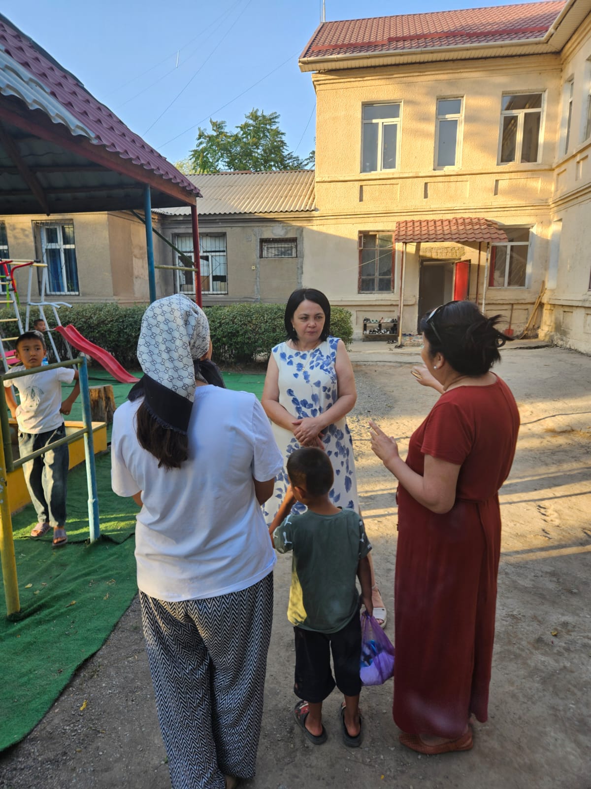 АҚЖУ Түркістан облысы бойынша өкілі «Көмек» дағдарыс орталығында өмірлік қиын жағдайға түскен балалары бар әйелдерді жеке қабылдады.