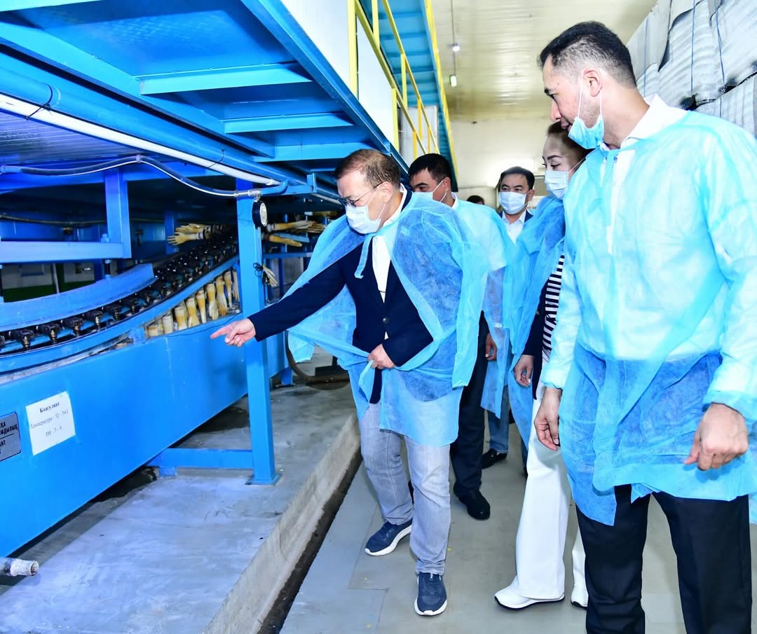 «AMANAT» ПАРТИЯСЫ: МӘЖІЛІС ДЕПУТАТЫ Б.НАЖМЕТДИНҰЛЫ «KAZMEDPROM» ЗАУЫТЫНЫҢ ЖҰМЫСЫМЕН ТАНЫСТЫ