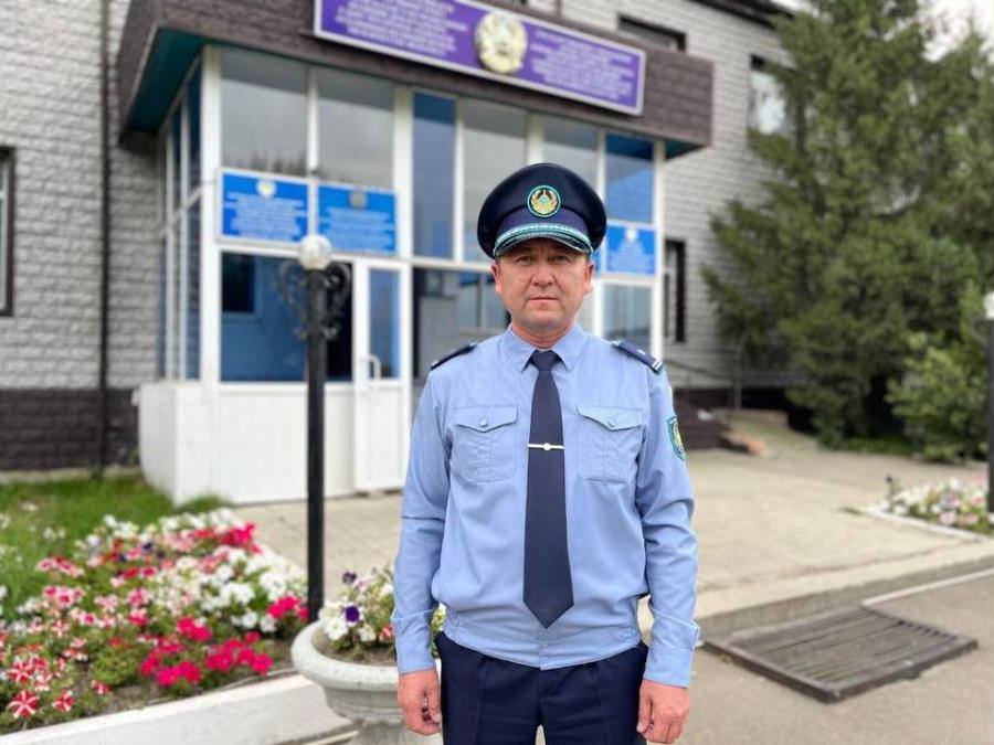 СҚО-да полицей суға батып бара жатқан әкесі мен баласын құтқарды