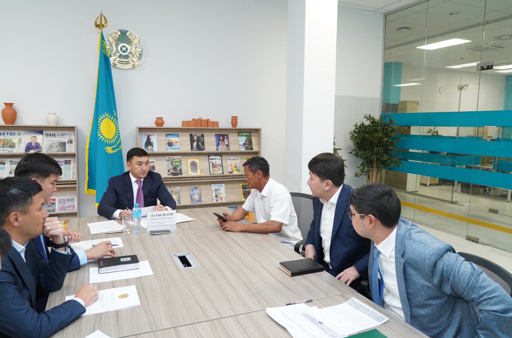 ТҮРКІСТАН: АППАРАТ БАСШЫСЫ ТҰРҒЫНДАРДЫҢ ӨТІНІШТЕРІН ТЫҢДАДЫ