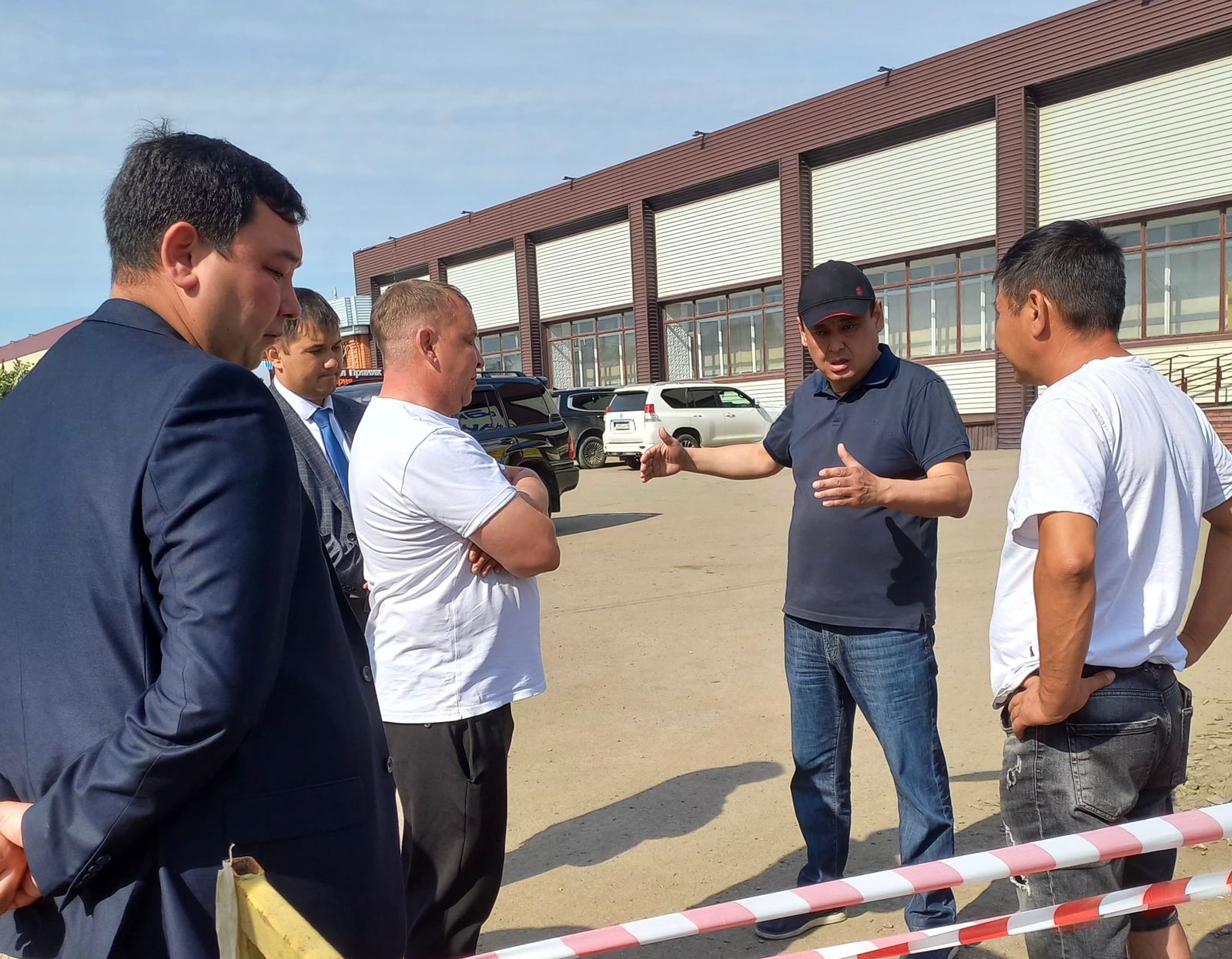 6 августа т.г. аким района Анбаев Р.А. провёл осмотр хода работ по укладки теплотрассы и строительству новой котельной в микрорайоне «Черемушки».