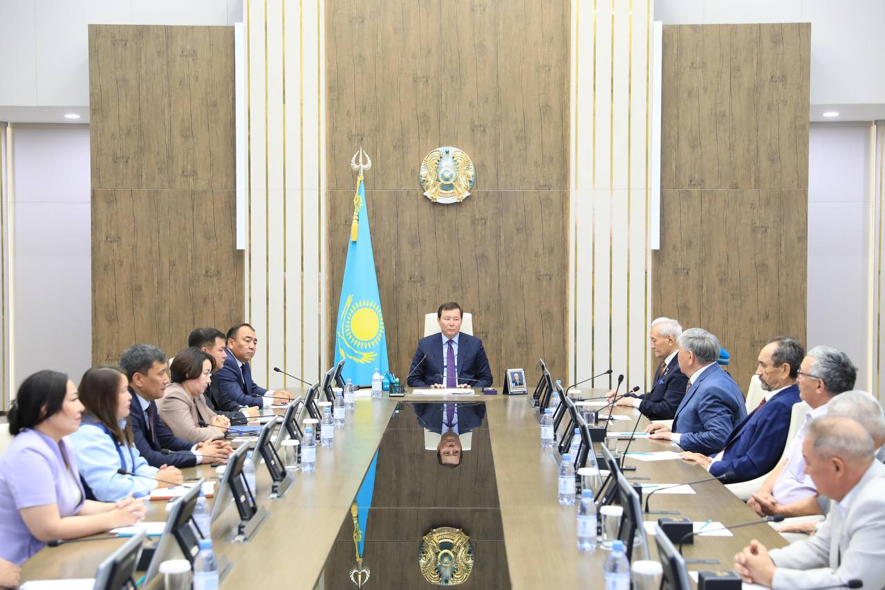 Облыс әкімі абайтанушылармен кездесті
