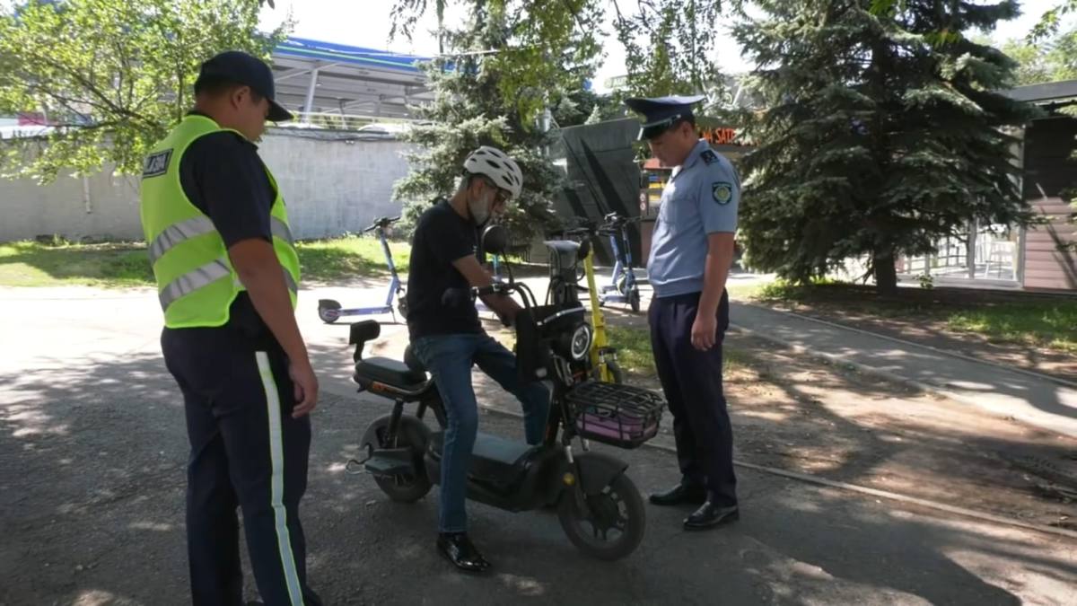 Алматы полициясы электровелосипедтерді тіркеудің маңыздылығын түсіндірді
