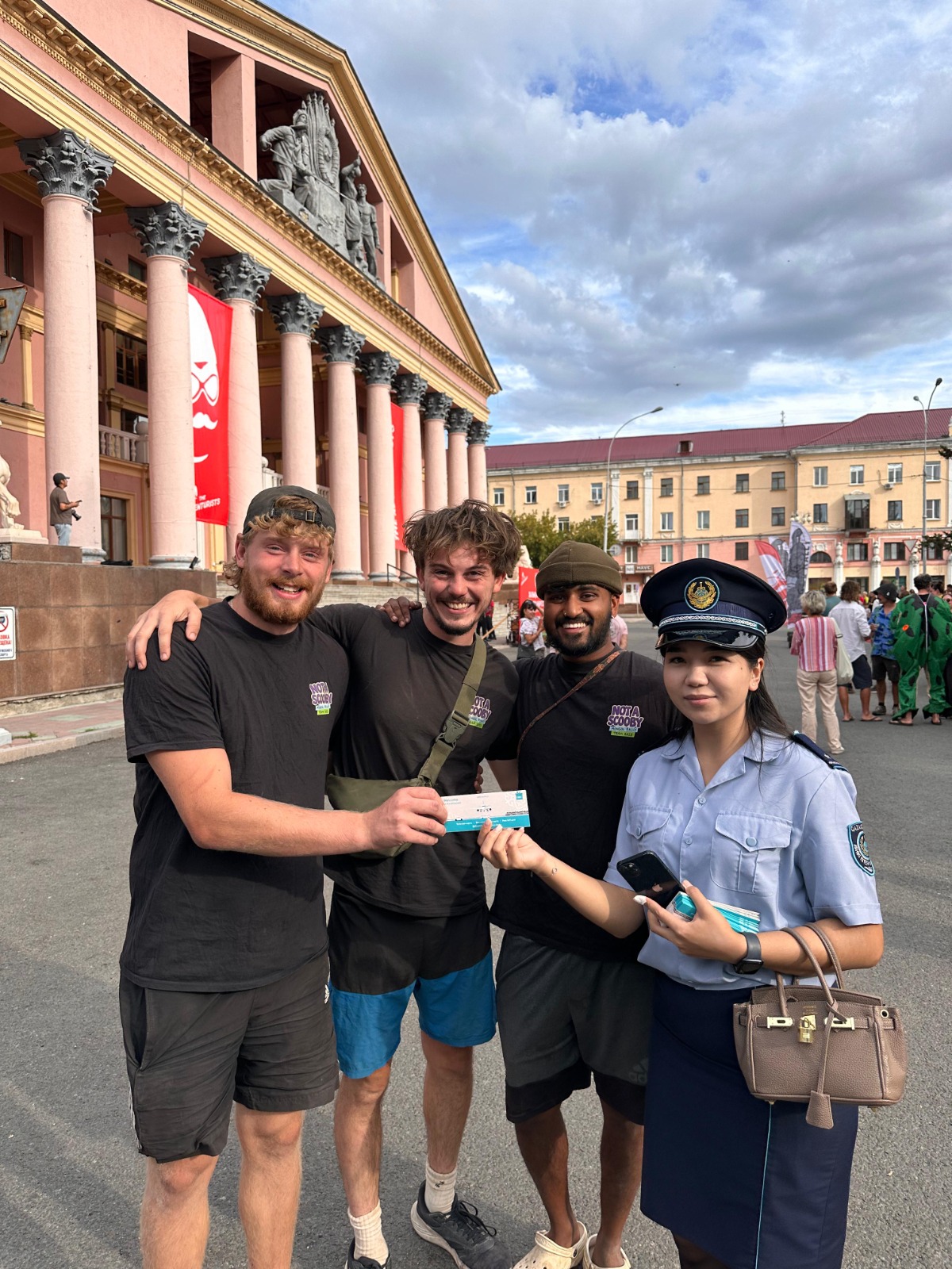 Өскеменде аяқталған Mongol Rally қатысушыларына полицейлер қауіпсіздік бойынша нұсқаулық берді