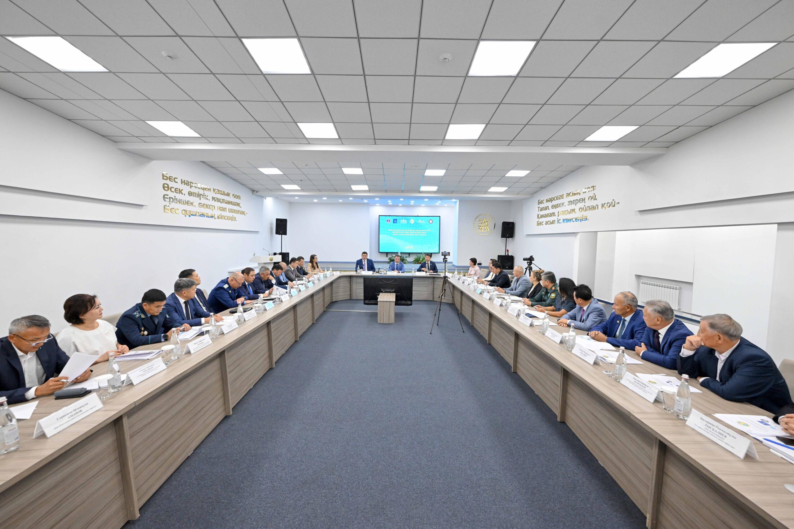 Семейде «Азаматтардың конституциялық құқықтарын қорғау» тақырыбында халықаралық ғылыми тәжірибелік конференция өтті